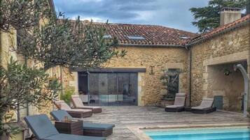 Piscine extérieure (ouverte en saison), parasols de plage