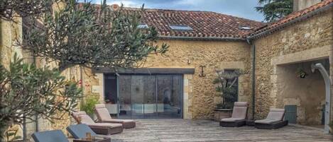 Piscine extérieure (ouverte en saison), parasols de plage