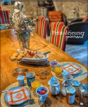 فطور كامل مجانًا يوميًا