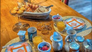 Free daily full breakfast