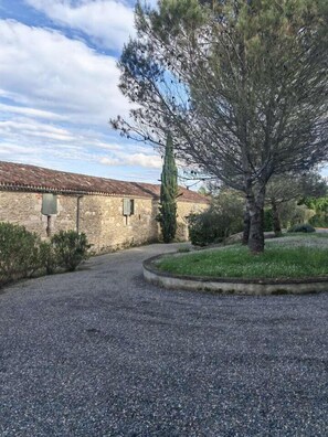 المنشأة من الخارج