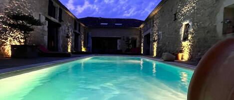 Außenpool (je nach Saison geöffnet), Sonnenschirme, Liegestühle