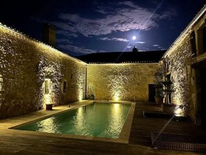 Seasonal outdoor pool, open 9:00 AM to 10:00 PM, pool umbrellas - Domaine de Pourrouquet chambres d'hôtes (Vic-Fezensac)
