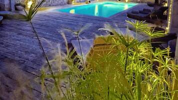 季节性开放的室外游泳池,09:00 至 22:00 开放,池畔遮阳伞,日光浴躺椅