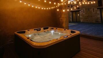 热水浴缸、产前按摩、泰式按摩、按摩服务