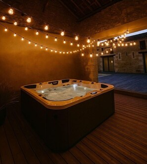 حوض استحمام ساخن، جلسات تدليك ما قبل الولادة، جلسات تدليك تايلاندية