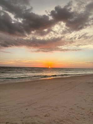 Sun-loungers, beach towels - Family Sunny Beach Oasis Heated Saltwater Pool Home, 5 miles from Anna Maria (Bradenton)