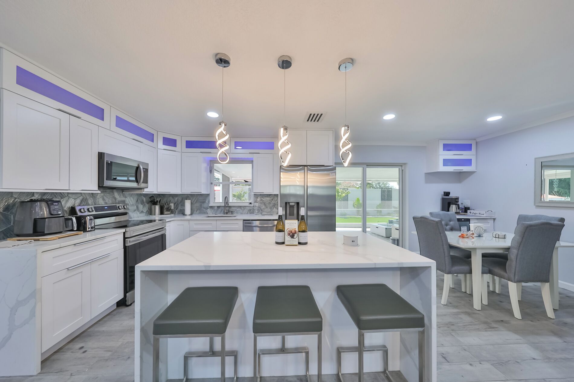 Geladeira, micro-ondas, fogão, cooktop