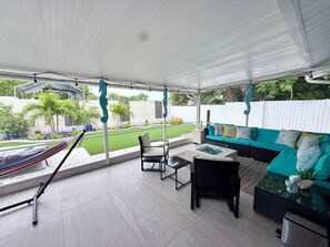 Terrace/patio - Family Sunny Beach Oasis Heated Saltwater Pool Home, 5 miles from Anna Maria (Bradenton)