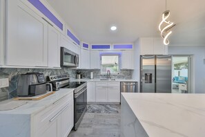 Coffee/tea maker, fridge, microwave, oven - Family Sunny Beach Oasis Heated Saltwater Pool Home, 5 miles from Anna Maria (Bradenton)