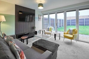 Casa, 3 habitaciones, vista al jardín | Sala de estar | Televisión de pantalla plana y libros 
