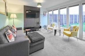 Books - Modern Home With Garden, Corby (Kettering)