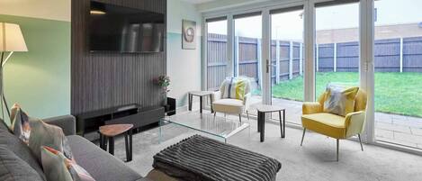 Maison, 3 chambres, vue sur le jardin | Salle de séjour | Téléviseur à écran plat, livres