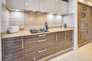 House, 3 Bedrooms, Garden View | Interior - Modern Home With Garden, Corby (Kettering)