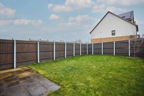 House, 3 Bedrooms, Garden View | Property grounds - Charming 3-bedroom House in Corby With Garden View (Kettering)