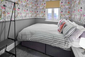 House, 3 Bedrooms, Garden View - Charming 3-bedroom House in Corby With Garden View (Kettering)
