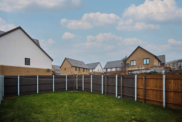 House, 3 Bedrooms, Garden View | Property grounds - Charming 3-bedroom House in Corby With Garden View (Kettering)