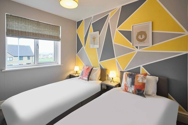 House, 3 Bedrooms, Garden View | 4 bedrooms - Modern Home With Garden, Corby (Kettering)