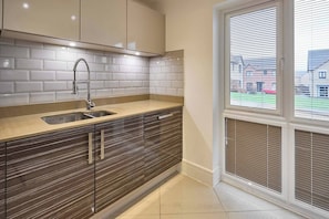 House, 3 Bedrooms, Garden View | Interior - Modern Home With Garden, Corby (Kettering)