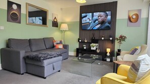 House, 3 Bedrooms, Garden View | Living room | Flat-screen TV, books