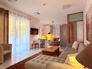 TV - Elegant Flat Z near Marousi Hospitals (Marousi)