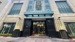 A modern building with a prominent entrance featuring intricate decorative elements and a large, ornate gate. - Downtown, Cozy 48sqm 1BR, middle of Thonglor, High Floor, Fast 500mpbs Wifi (Krung Thep Maha Nakhon)