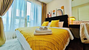 A hotel room with a large bed, a city view, a desk with a lamp, and artwork on the wall. - Downtown, Cozy 48sqm 1BR, middle of Thonglor, High Floor, Fast 500mpbs Wifi (Krung Thep Maha Nakhon)