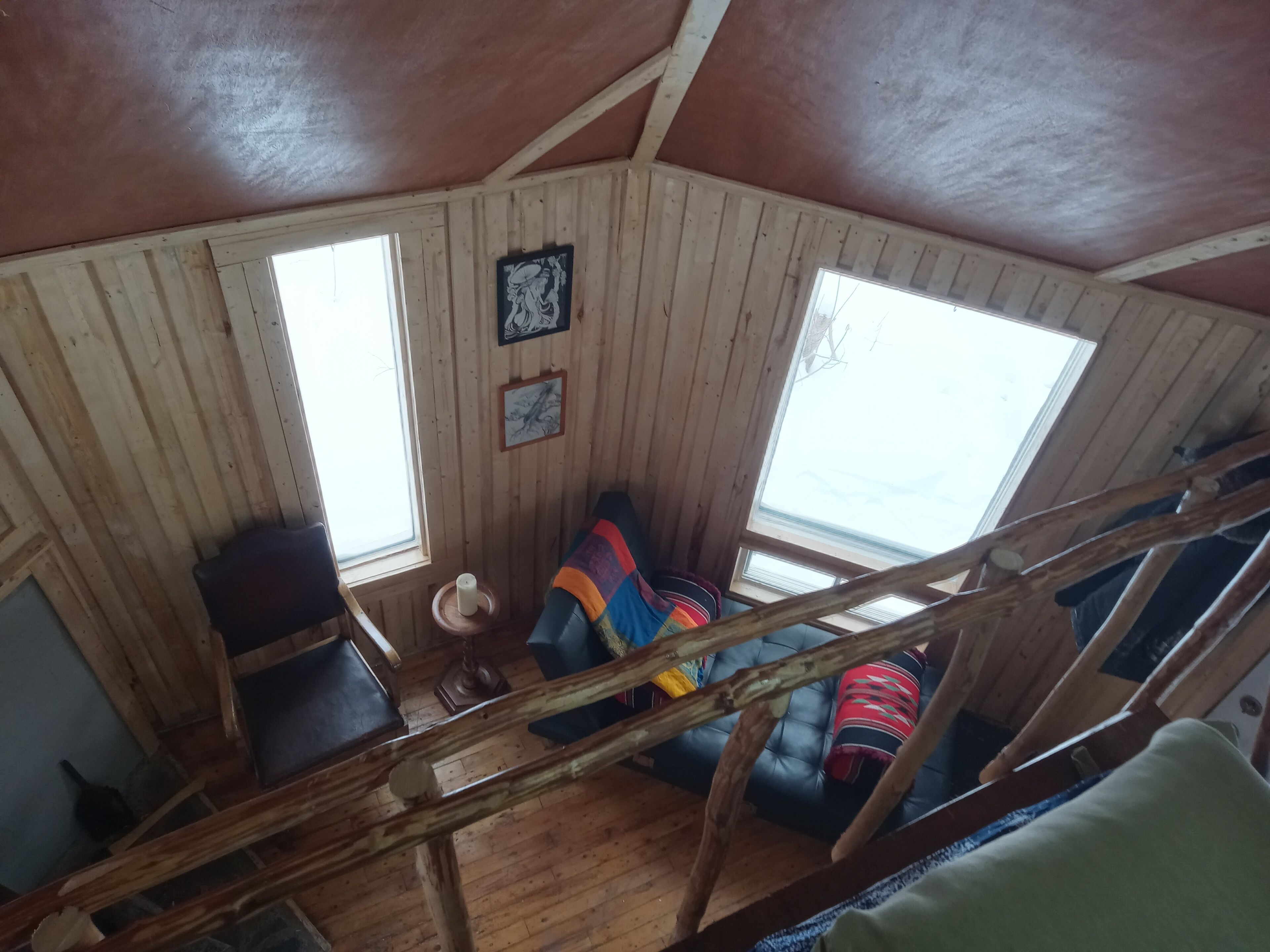 Een open haard en boeken