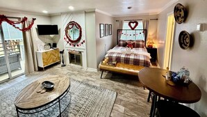 Room - Romantic Smoky Mountain Escape-Hot tub-Pool-fireplace (Gatlinburg)