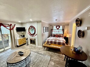 1 bedroom, free WiFi, bed sheets, wheelchair access - Romantic Smoky Mountain Escape-Hot tub-Pool-fireplace (Gatlinburg)