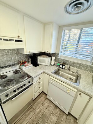 冰箱、微波炉、烤箱、炉灶