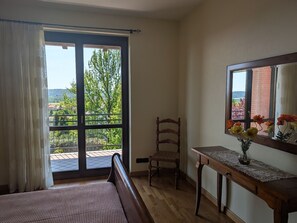 3 habitaciones, tabla de planchar con plancha, wifi y ropa de cama 