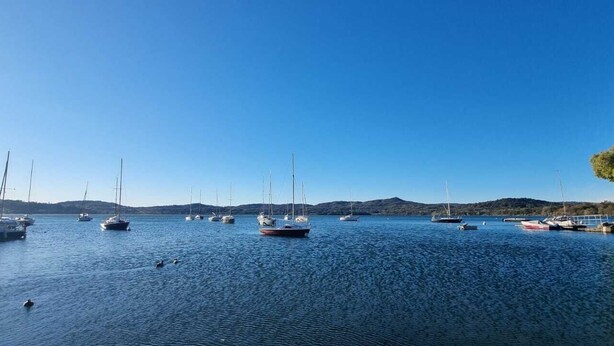 A calm lake with several sailboats anchored, surrounded by hills and a clear sky. - Detached family home in Piverone, near Lake Viverone (Piverone)