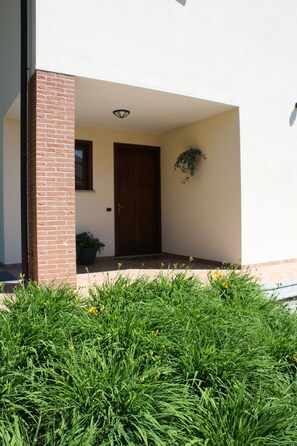Exterior detail - Detached family home in Piverone, near Lake Viverone (Piverone)