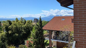 A view from a balcony overlooking a mountainous landscape with a clear sky. - Detached family home in Piverone, near Lake Viverone (Piverone)