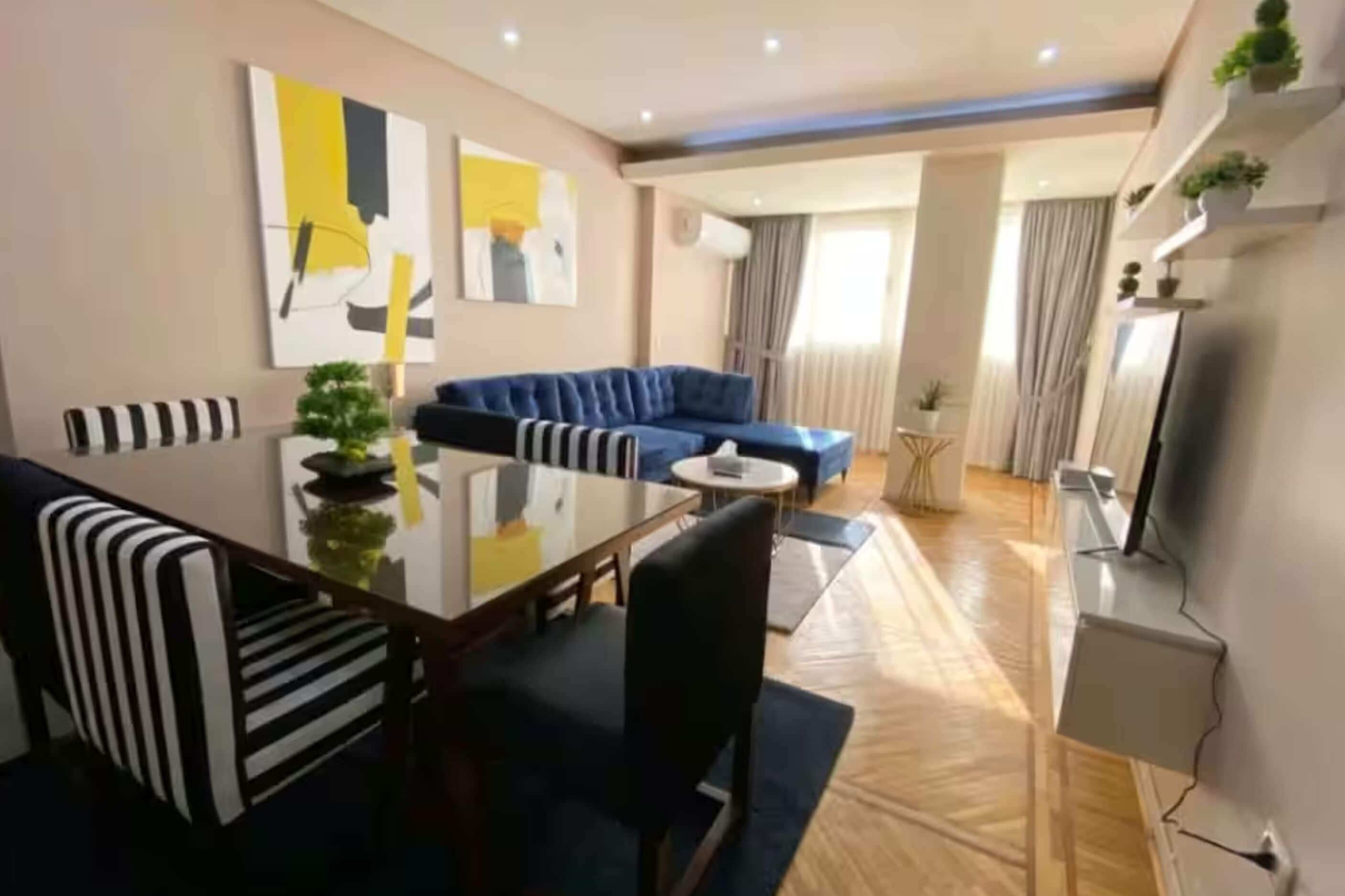 Apartamento, 2 habitaciones, vistas al lago | Zona de estar | Smart TV de 55 pulgadas con canales digitales