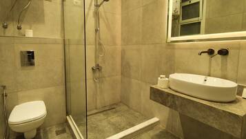 Leilighet, 2 soverom, byutsikt | Bad | Dusj, håndklær, såpe og sjampo