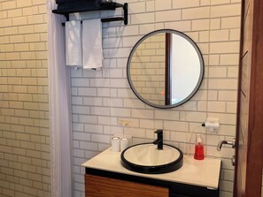 Douche, sèche-cheveux, serviettes fournies, savon