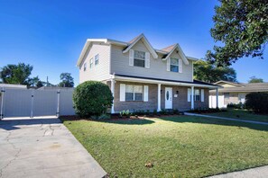 Exterior - Spacious 5-bedroom Home w/ large pool - 10 minutes to Everbank Stadium (Jacksonville)