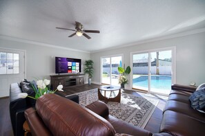 Smart TV - Spacious 5-bedroom Home w/ large pool - 10 minutes to Everbank Stadium (Jacksonville)