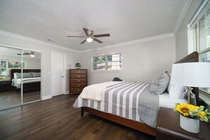 5 bedrooms, iron/ironing board, free WiFi, bed sheets - Spacious 5-bedroom Home w/ large pool - 10 minutes to Everbank Stadium (Jacksonville)