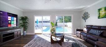 Spacious 5-bedroom Home w/ large pool - 10 minutes to Everbank Stadium