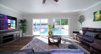 Spacious 5-bedroom Home w/ large pool - 10 minutes to Everbank Stadium