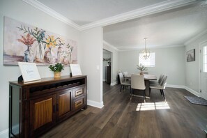 Dining - Spacious 5-bedroom Home w/ large pool - 10 minutes to Everbank Stadium (Jacksonville)