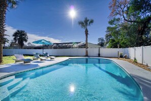 Outdoor pool - Spacious 5-bedroom Home w/ large pool - 10 minutes to Everbank Stadium (Jacksonville)
