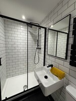 Ducha, toallas, papel higiénico