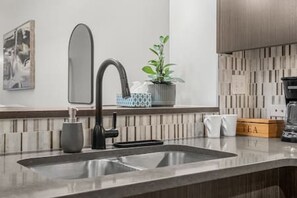 Interior - Charming 2 BR, Garage, Fireplace, 20 min to DT (Calgary)