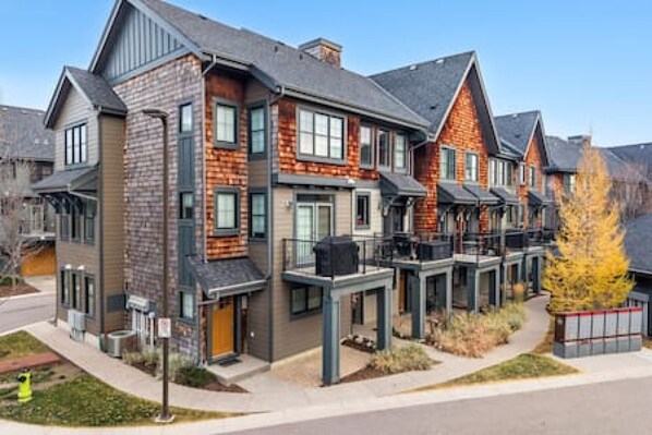 Exterior - Charming 2 BR, Garage, Fireplace, 20 min to DT (Calgary)