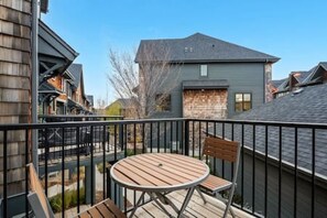 Outdoor dining - Charming 2 BR, Garage, Fireplace, 20 min to DT (Calgary)