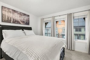 2 bedrooms, WiFi, bed sheets - Charming 2 BR, Garage, Fireplace, 20 min to DT (Calgary)